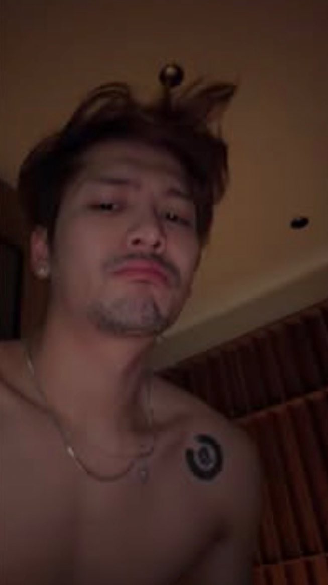 JMagic's tweet photo. Jackson really posted himself sexy and shirtless with facial hair and bed head in bed as his reply to our posting about his stubble but now how do we recover from this.. ?
we bit off more than we could chew whilst simultaneously starving for more https://t.co/fRn3l6StP2