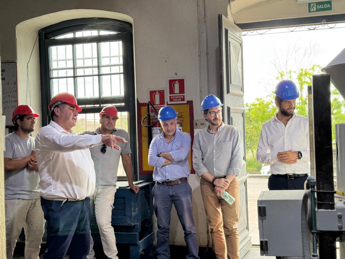 FloridaIDF's tweet photo. Srio.Gral. @JoseLuisCurbelo recorrió las instalaciones del Molino Florida junto al licenciado Adrian Miguez Director Nacional de Industria del @MIEM_Uruguay y parte de la directiva de la industria harinera floridense. https://t.co/dgghvayHrs