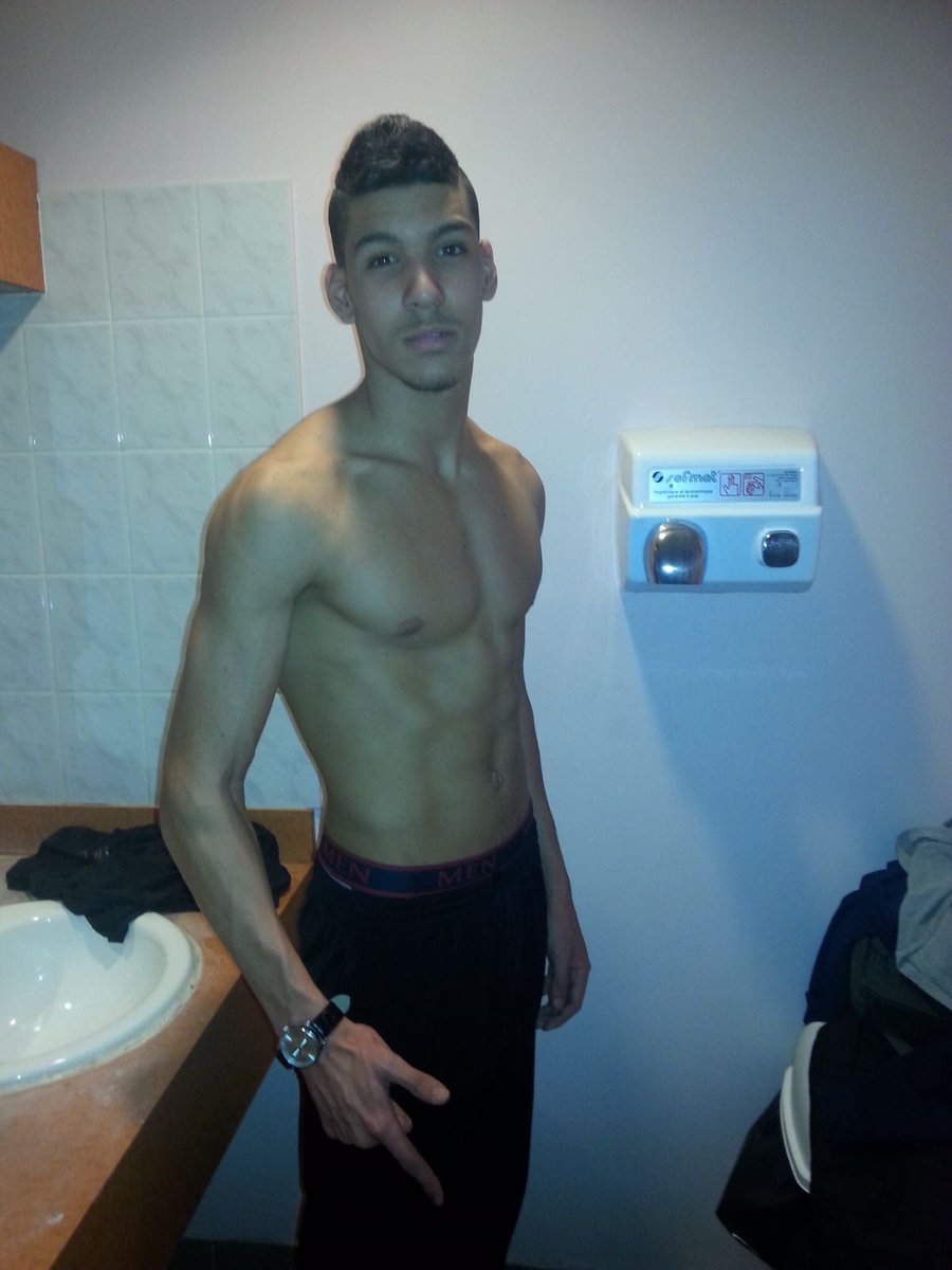 Mec chill d’1m93 🇲🇦 tweet media