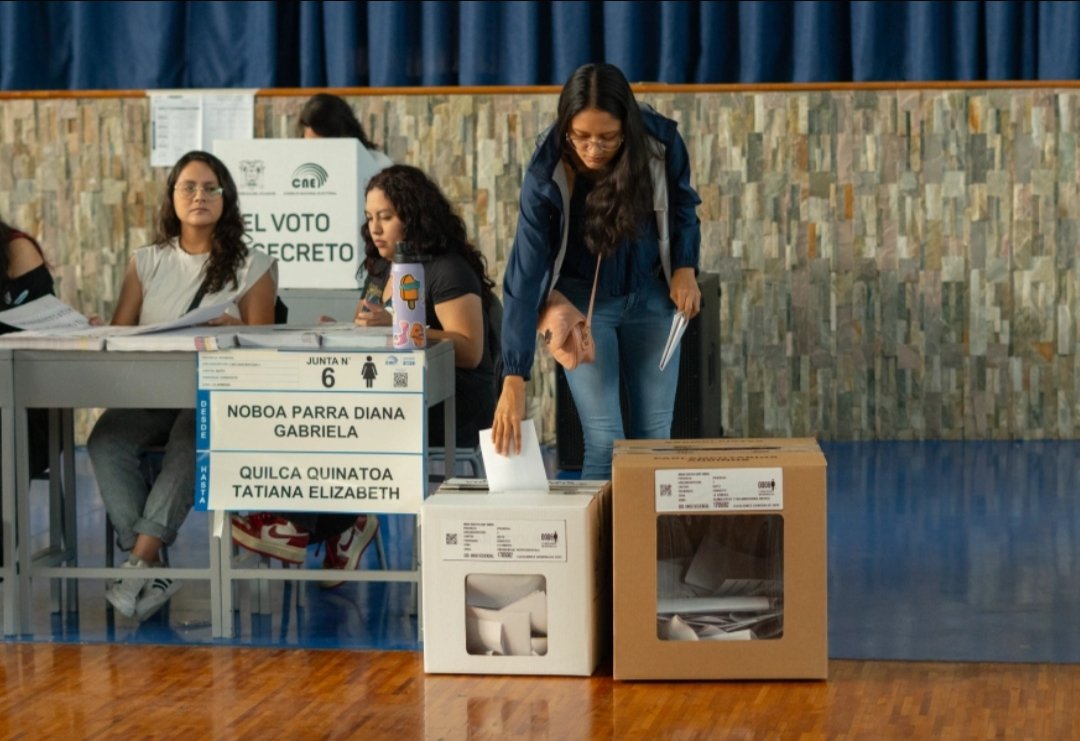 El País tweet media