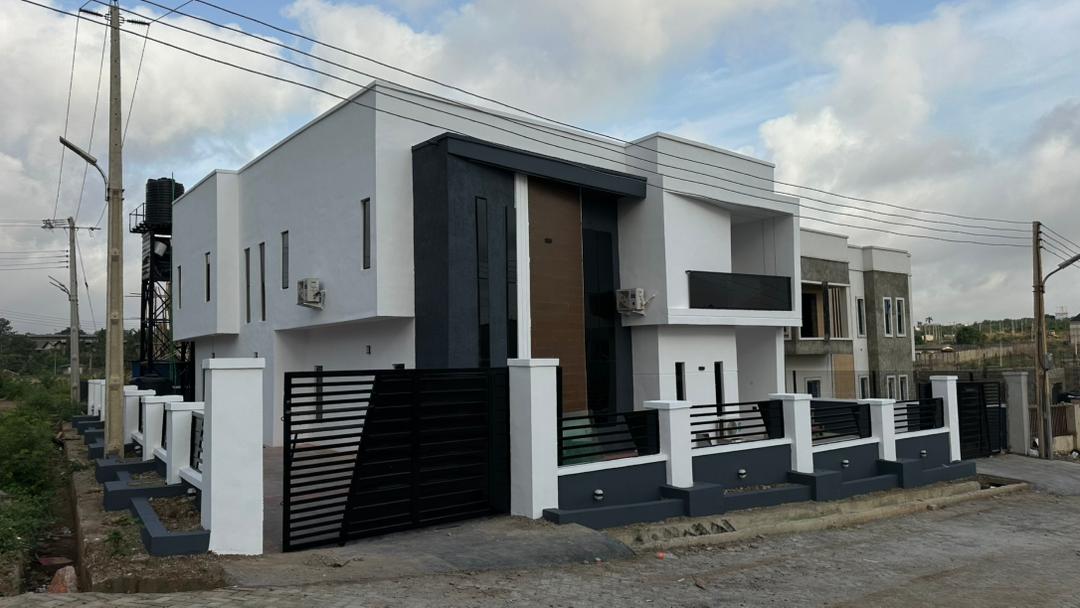 FendiniHomes's tweet photo. Rayfield Gardens City Estate Ibadan remains the destination for luxury and premium but most affordable Real Estate haven. 

This is the display of a newly completed 4 Bedroom Smart Duplex. 

Join us Today, Call: 09029413968
Visit: https://t.co/hVQdPwz9xp

BUY | INVEST | SUBSCRIBE https://t.co/T5J32ZCyB6