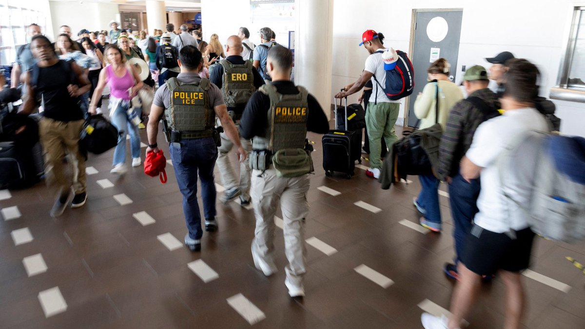 SoundOfHope_SOH's tweet image. 【突發】川普簽署行政令為TSA補發薪資 緩解壓力 美國總統 #川普 於3月27日簽署行政命令，指示為自2月中旬國土安全部（ #DHS ）部分停擺以來未獲工資的運輸安全管理局（ #TSA ）員工補發薪資與福利。該措施旨在緩解機場安檢人手短缺和排隊時間過長的問題。 soundofhope.org/post/926569?la…