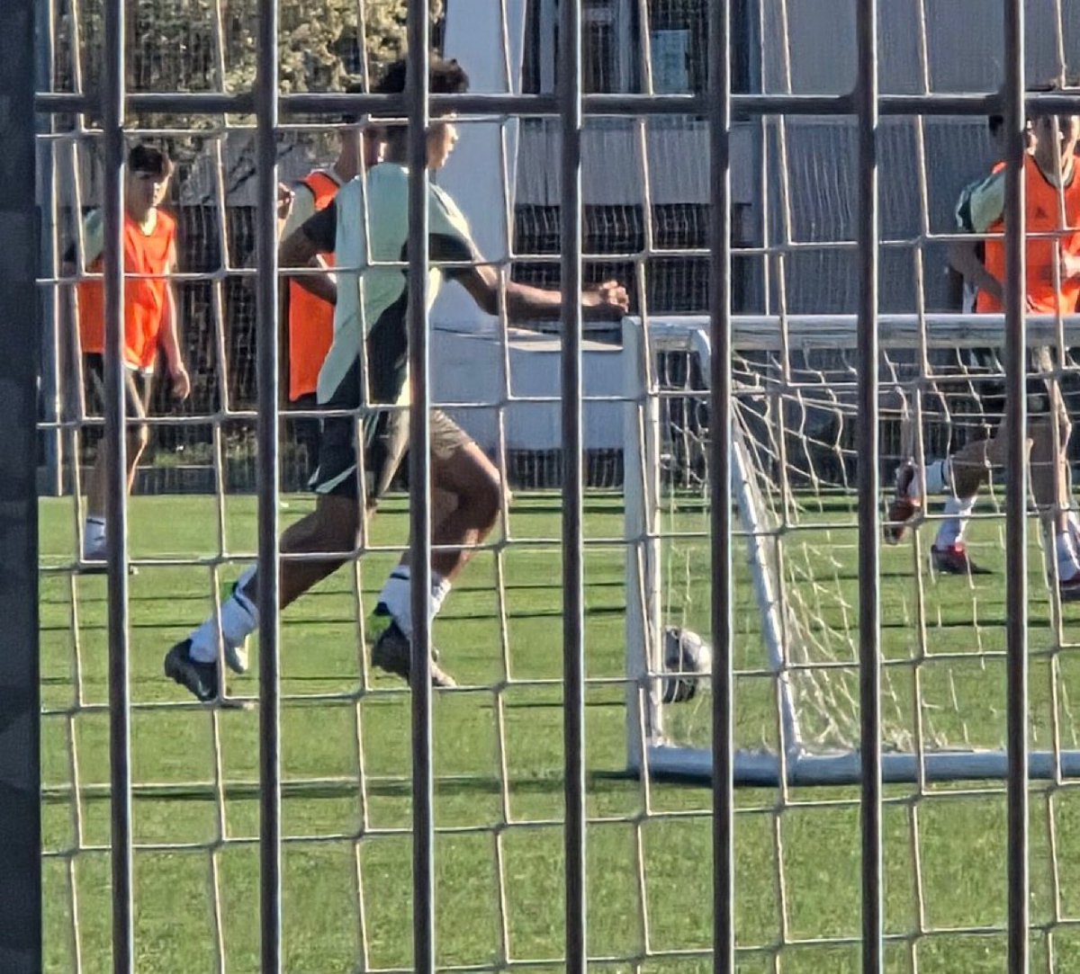 MadridUniversal's tweet photo. 🚨 Cristiano Ronaldo Junior training at Valdebebas today with Real Madrid's U-16. 

— @alvaro_esteban6 https://t.co/cUif61U47x