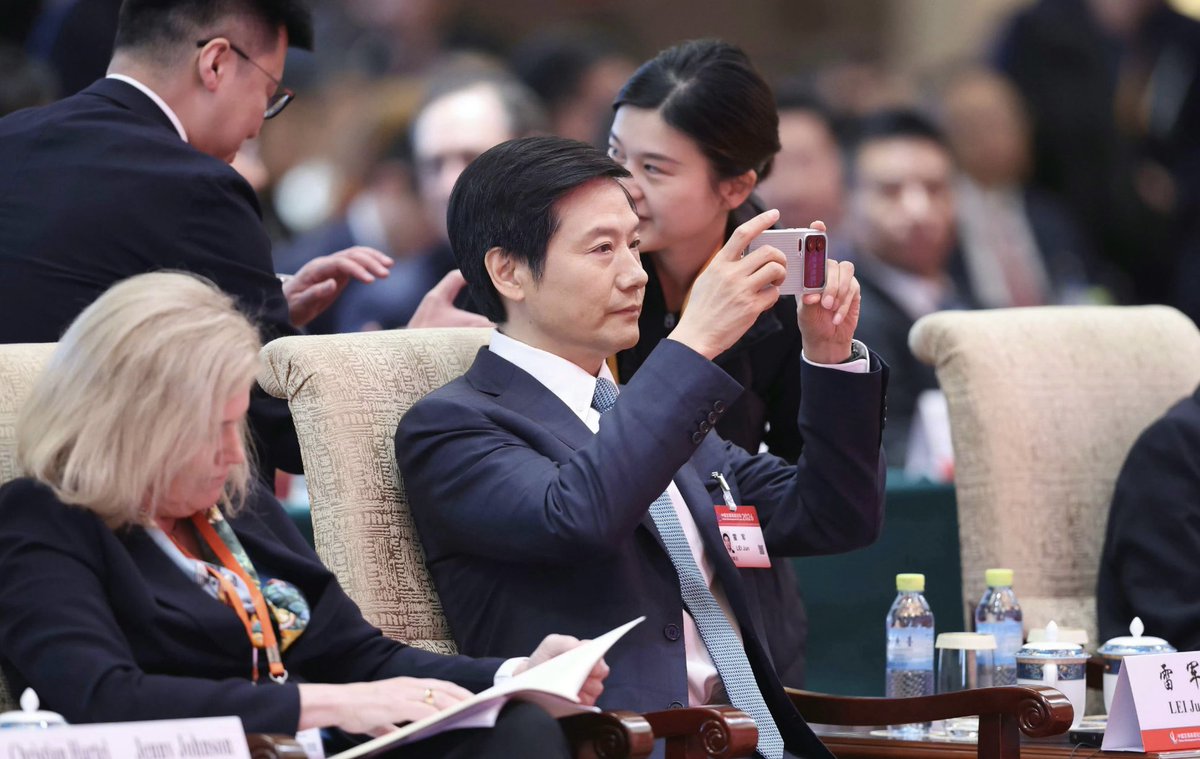mini02080601's tweet photo. 好家伙，军军的手机背屏壁纸竟然是“逆天改命”，很难想象雷军到了现在这高度，还那么拼，你们说雷总还想怎么改命？ https://t.co/CYTzxbj4bM