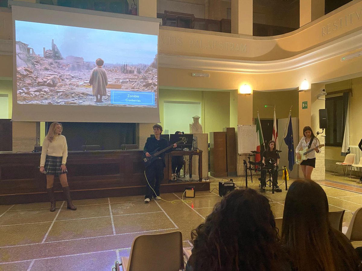 DoriaNotte's tweet photo. “With their tanks and their bombs, and their bombs, in your head, in your head, they are crying” le parole dei @The_Cranberries per una denuncia  contro la guerra in ogni tempo e per un invito all'humanitas. 
#LiceoClassico #DoriaNotte https://t.co/MDjGMss8sw