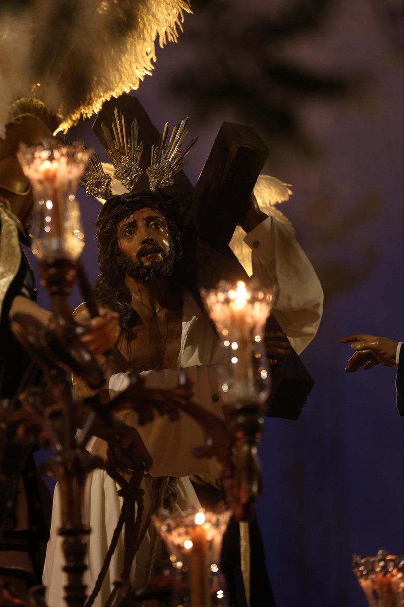 ByE_PoligonoSur's tweet photo. 🟢⚫️ #ByE26 | Con paso firme avanza el Misterio de Ntro. Padre Jesús de la Bendición por el parque
⏰ 21:10
#SomosBendiciónyEsperanza #PolígonoSur #SalyLuz #ViernesdeDolores26 https://t.co/gHRfaugJkA