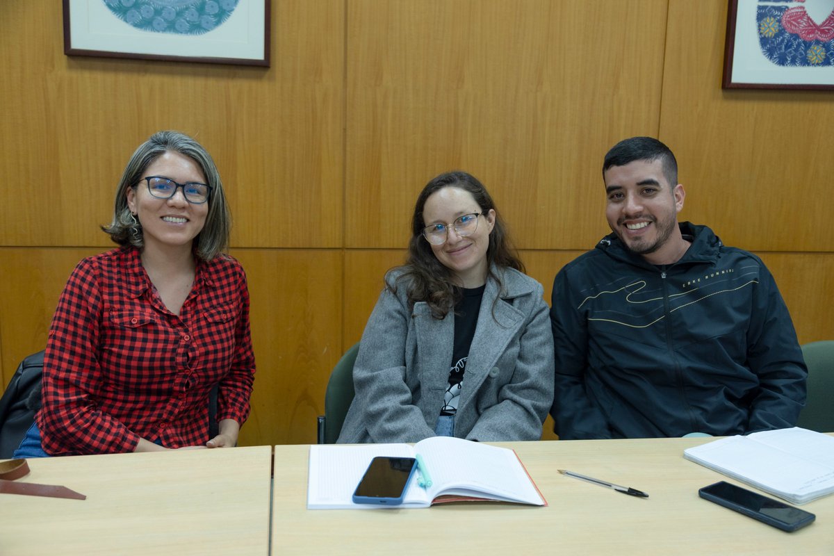 uasbecuador's tweet photo. 𝗔𝗿𝗰𝗵𝗶𝘃𝗼𝘀 𝗾𝘂𝗲 𝗰𝗼𝗻𝘀𝘁𝗿𝘂𝘆𝗲𝗻 𝗺𝗲𝗺𝗼𝗿𝗶𝗮 𝘆 𝗽𝗼𝗱𝗲𝗿 📂🏛️

Nuestra casa de estudios fue escenario del conversatorio “𝗔𝗿𝗰𝗵𝗶𝘃𝗼𝘀, 𝗵𝗶𝘀𝘁𝗼𝗿𝗶𝗮 𝘆 𝗺𝗲𝗺𝗼𝗿𝗶𝗮. 𝗘𝗹 𝗽𝗮𝗽𝗲𝗹 𝗱𝗲𝗹 𝗘𝘀𝘁𝗮𝗱𝗼 𝗲𝗻 𝗹𝗮 𝗮𝗿𝗰𝗵𝗶𝘃𝗶́𝘀𝘁𝗶𝗰𝗮 𝗻𝗮𝗰𝗶𝗼𝗻𝗮𝗹”, un espacio que permitió reflexionar sobre el valor de los archivos como instrumentos de memoria pública y su incidencia en la vida institucional del país.

Durante la jornada, María Elena Porras, David Sánchez, Delia María Torres, Ramiro Ávila, Alejandra Salazar y @MatteoManfred11 compartieron sus perspectivas sobre la evolución del Sistema Nacional de Archivos, su marco jurídico y los desafíos actuales de la gestión documental en el Ecuador.