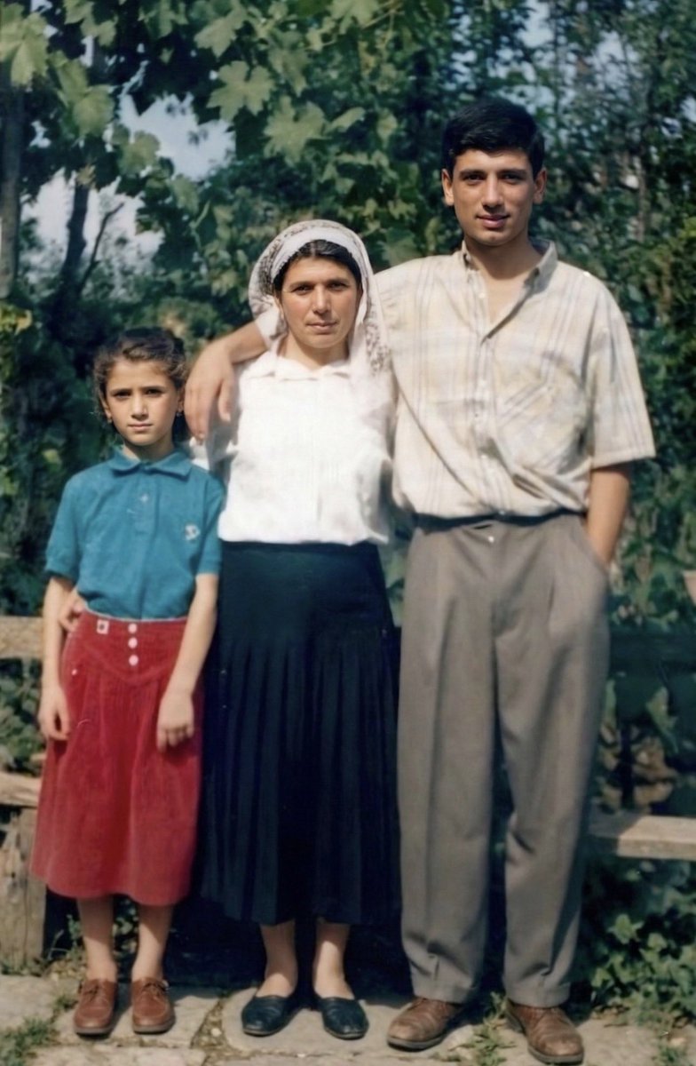 Aileden zengin olduğunu haykıran 
CHP’li Eski İBB başkanı Ekrem İmamoğlu'nun
Gençlik fotoğrafı,

Çarıklı milyoner…..