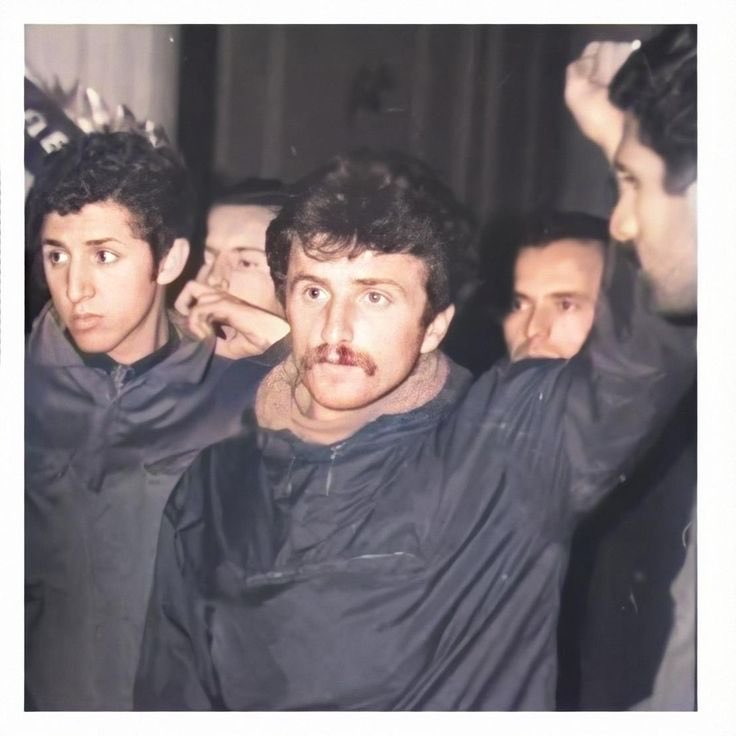 “Derler ki ölmemiştir Cihan…

Rize dağlarındadır.

Kimi zaman Ardeşen’de çay bahçelerinde çay toplar, kimi zaman Fırtına Deresi’nde bir ağaç gölgesindedir.

Artvin’dedir Cihan; Kaçkarlar’da…

+