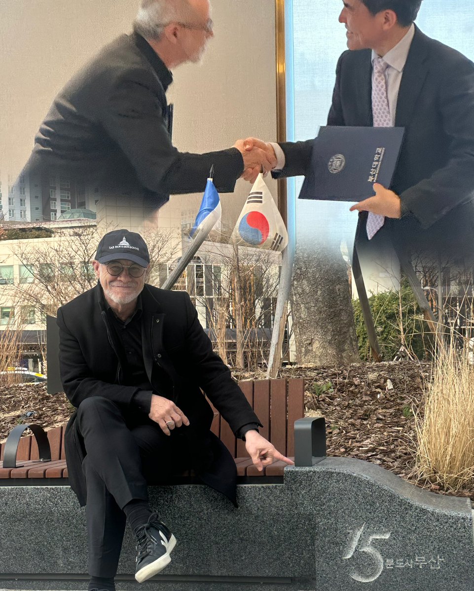 In Busan, South Korea’s second-largest city, the cooperation agreement for the 15-minute city marks a major step toward a more livable and human-centered urban future.
The <a href="/CarlosMorenoFr/">Pr Carlos Moreno | IAE-Paris Sorbonne</a>’s impact is now visible across the city — just follow the number 15.
🙏🏻 to Mayor Heong-joon
