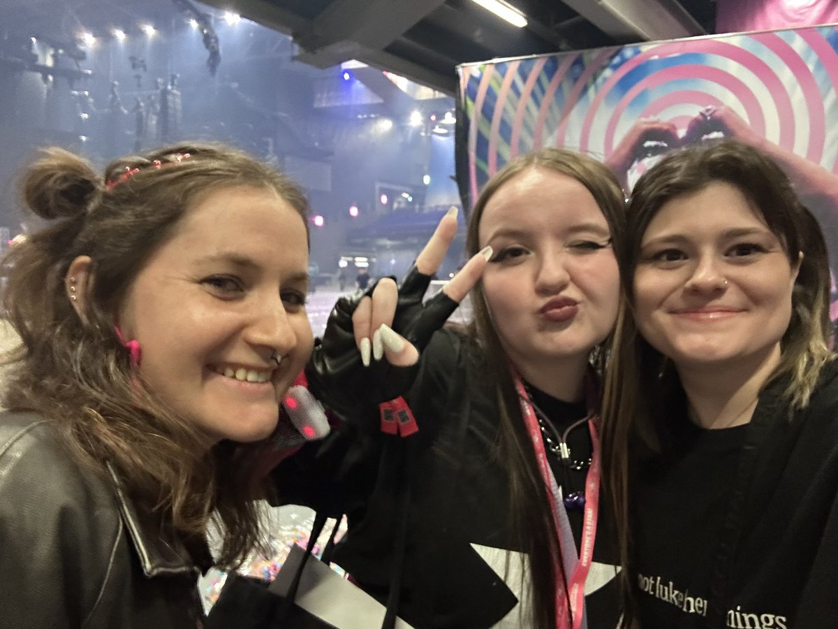 becca 🌙 tweet media