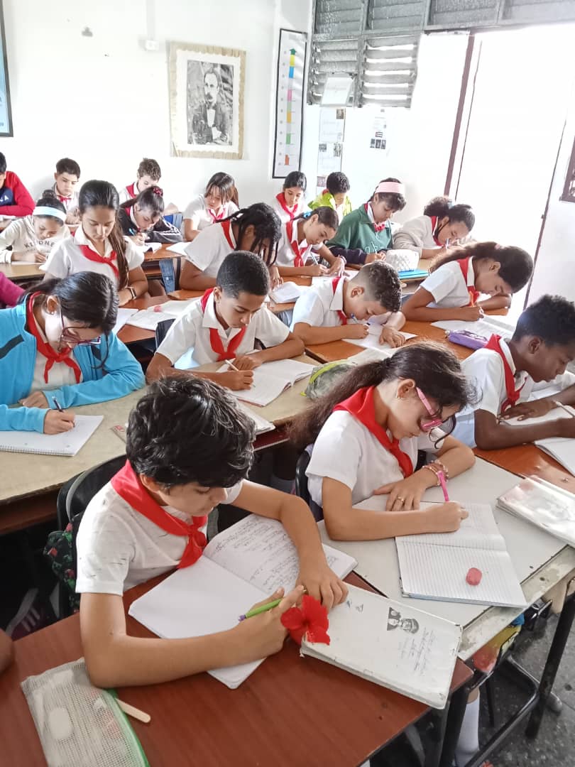 EduBoyeros's tweet photo. No existe mayor satisfacción que ver sus rostros llenos de alegría y presenciar como aprenden cada día más #YoAmoACuba #CubaEstáFirme @PresidenciaCuba @CubaMined @IzquierdoAlons1 @YanetHzP25 @DirectEducaHab @dgeboyeros @SGEBboyeros @STPBoyeros @KatiBaez22 https://t.co/s9zMijvxtV