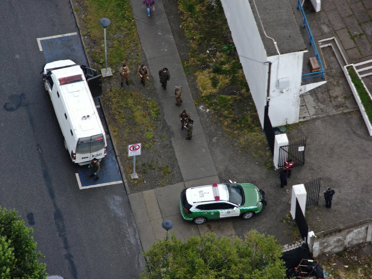 CarabMagallanes's tweet image. Esta mañana, en una rápido actuar, @Carabdechile de la 5a Comisaría #COP #Magallanes, se logró la detención de un hombre que minutos antes había perpetrado un robo en lugar habitado, huyendo al interior del Cementerio #SaraBraun, siendo identificado mediante el dron institucional