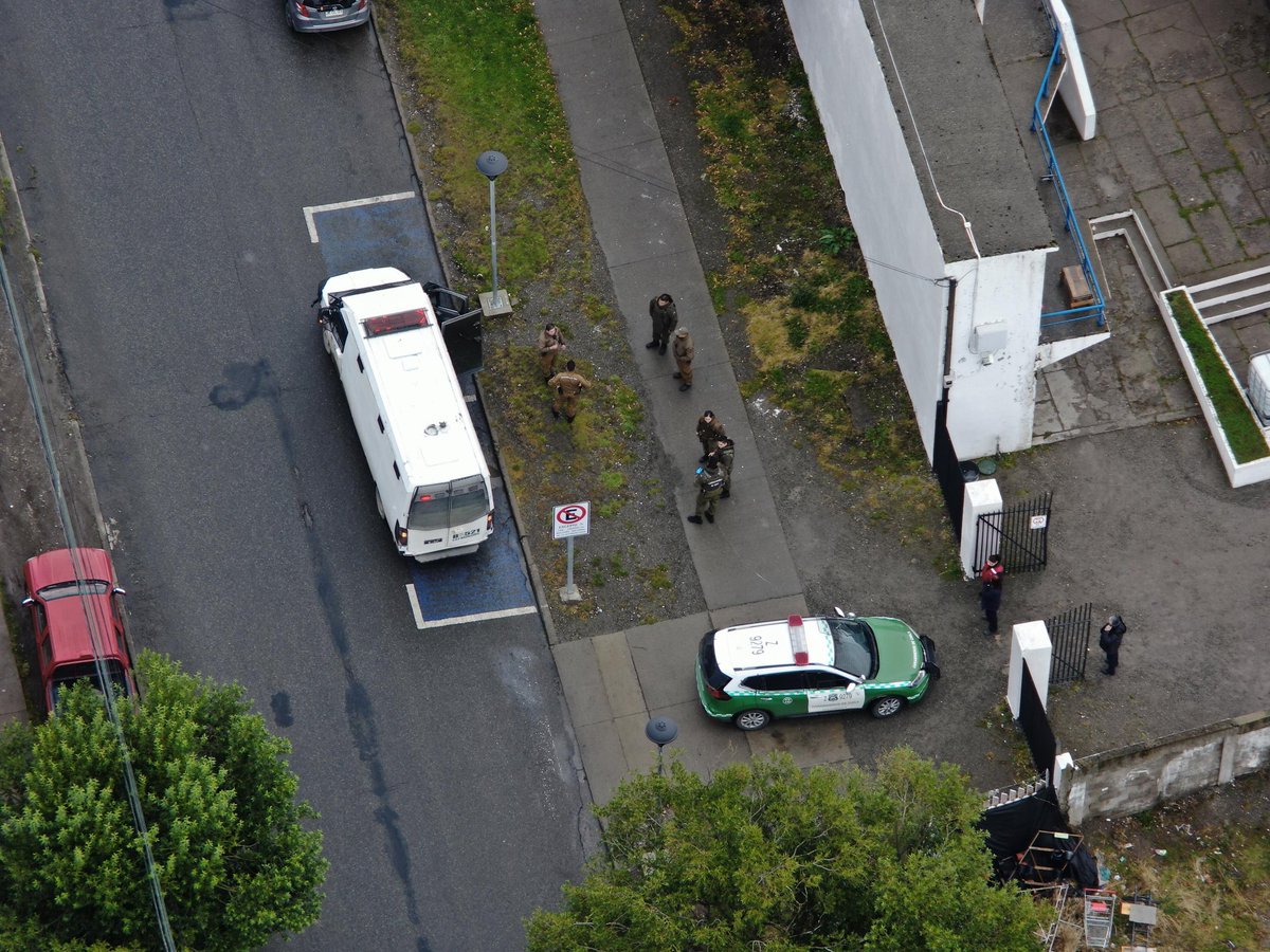 CarabMagallanes's tweet image. Esta mañana, en una rápido actuar, @Carabdechile de la 5a Comisaría #COP #Magallanes, se logró la detención de un hombre que minutos antes había perpetrado un robo en lugar habitado, huyendo al interior del Cementerio #SaraBraun, siendo identificado mediante el dron institucional