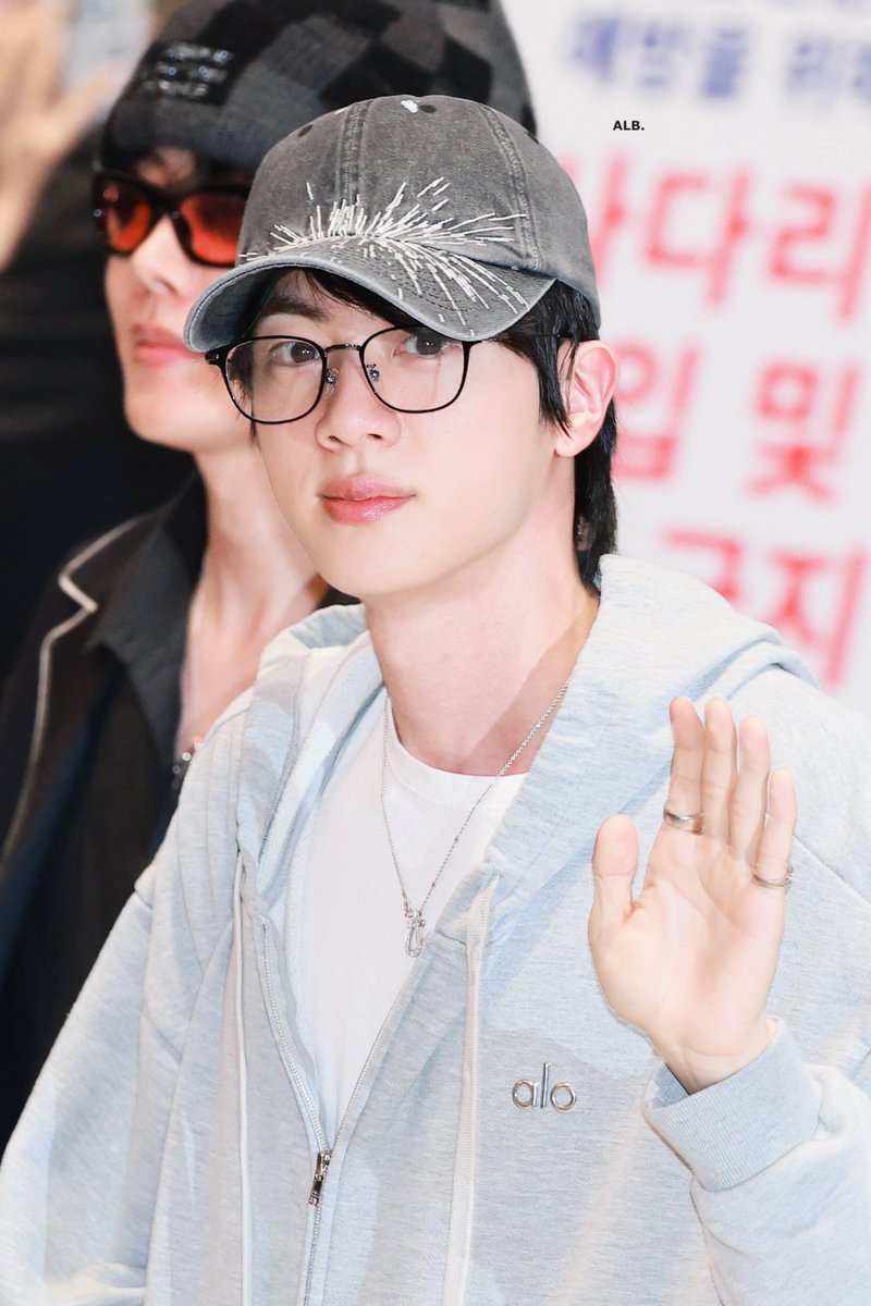 A LITTLE BRAVER 🐬 tweet media