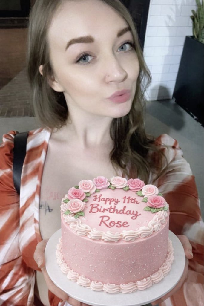 Happy 11th birthday to sweet little Rose! 🎂💕

That cake looks absolutely adorable with all those pretty pink roses—perfect for such a special girl. She’s lucky to have such a loving mom like me celebrating her big day. With the best family
