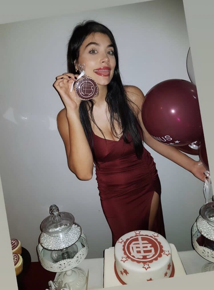 MarTagliapietra's tweet photo. No solo es la mujer más linda de Argentina sino que también es hincha del club de barrio más grande del mundo 🇱🇻✨ https://t.co/jTJuTSDbbr