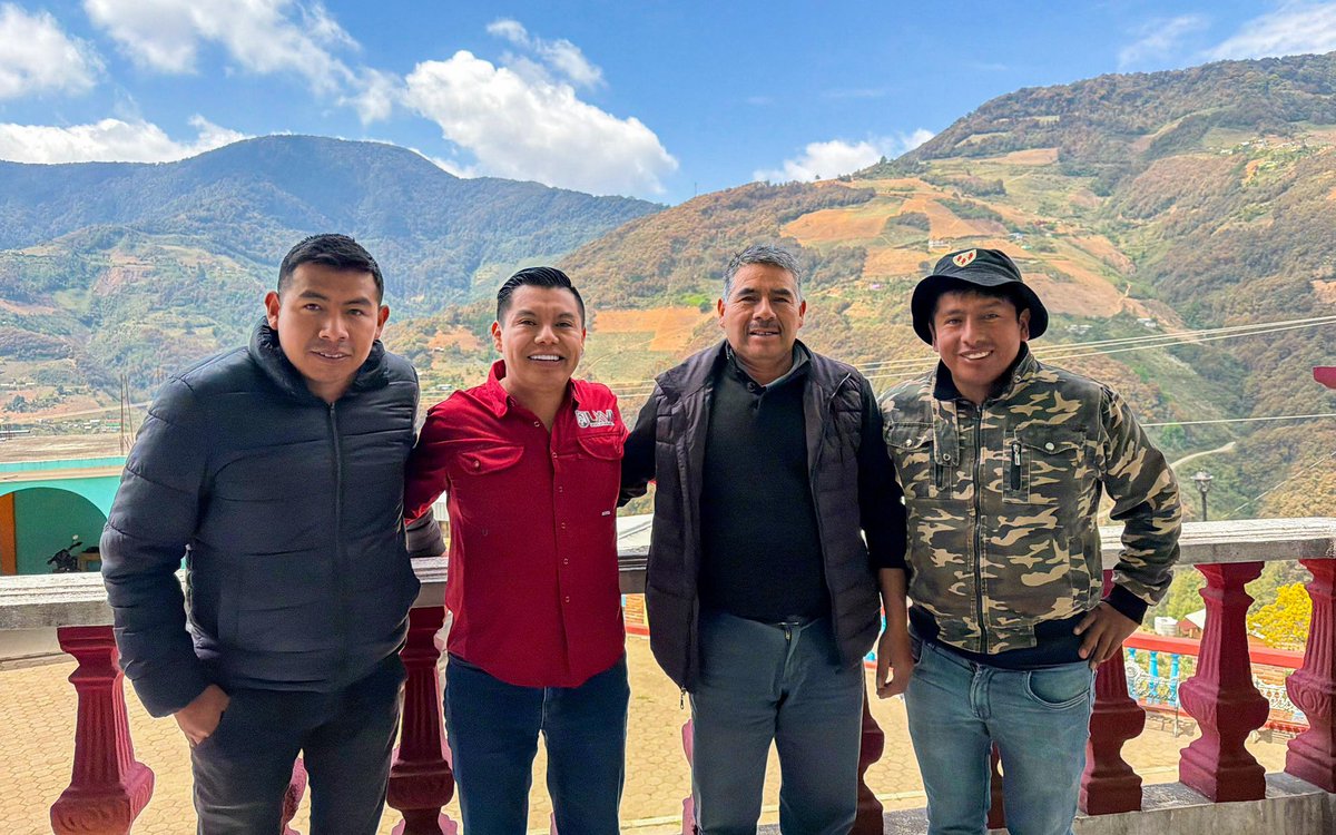 BenjaViverosOax's tweet image. Continuamos este día con nuestros amigos de la agencia de Villanueva en Santa María Teopoxco.

¡El trabajo en territorio no se detiene! ☀️

#DiputadoDeTerritorio
#BVM