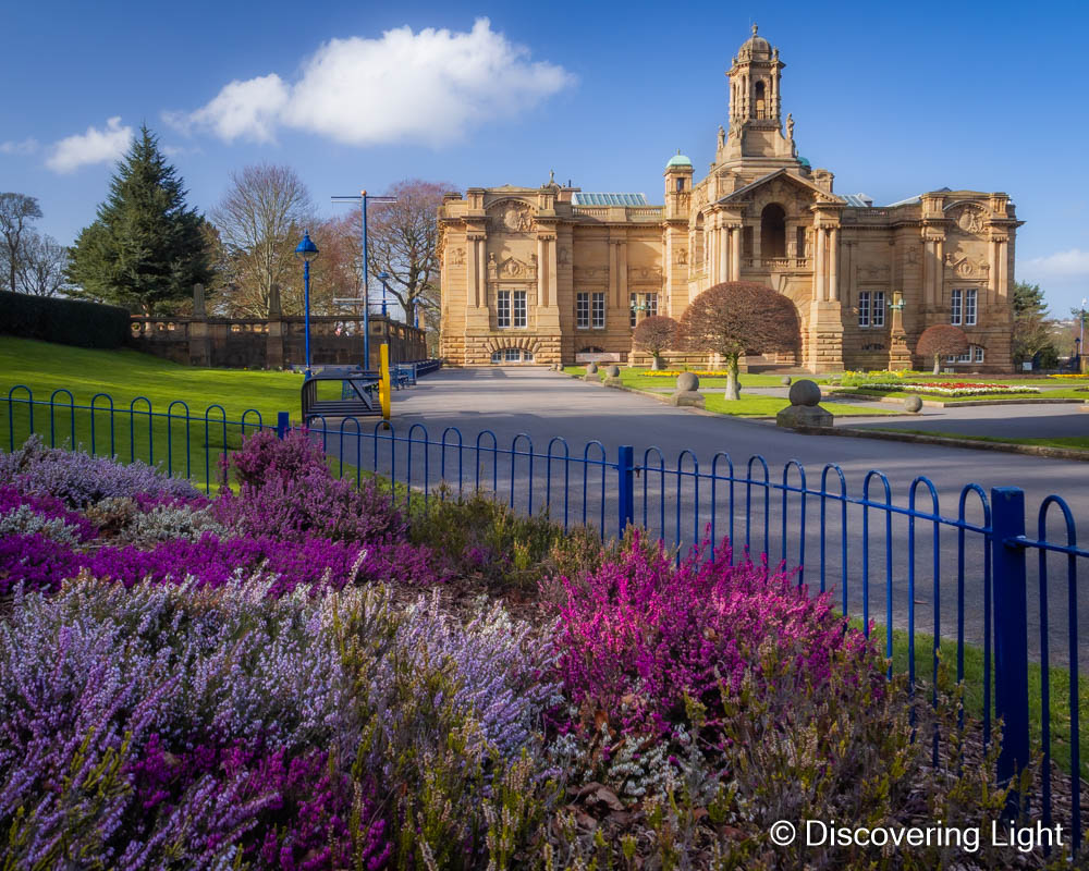 Disc_light's tweet image. Went to Cartwright Hall in Bradford this afternoon. It looked stunning in the sunlight and beautiful flower displays!  I think you'll agree it looks amazing! @BradfordMuseums @bradfordmdc @BBCLookNorth #spring #bradford #yorkshire