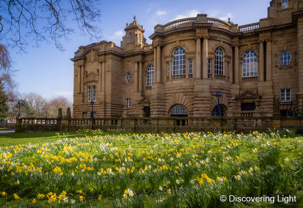 Disc_light's tweet image. Went to Cartwright Hall in Bradford this afternoon. It looked stunning in the sunlight and beautiful flower displays!  I think you'll agree it looks amazing! @BradfordMuseums @bradfordmdc @BBCLookNorth #spring #bradford #yorkshire