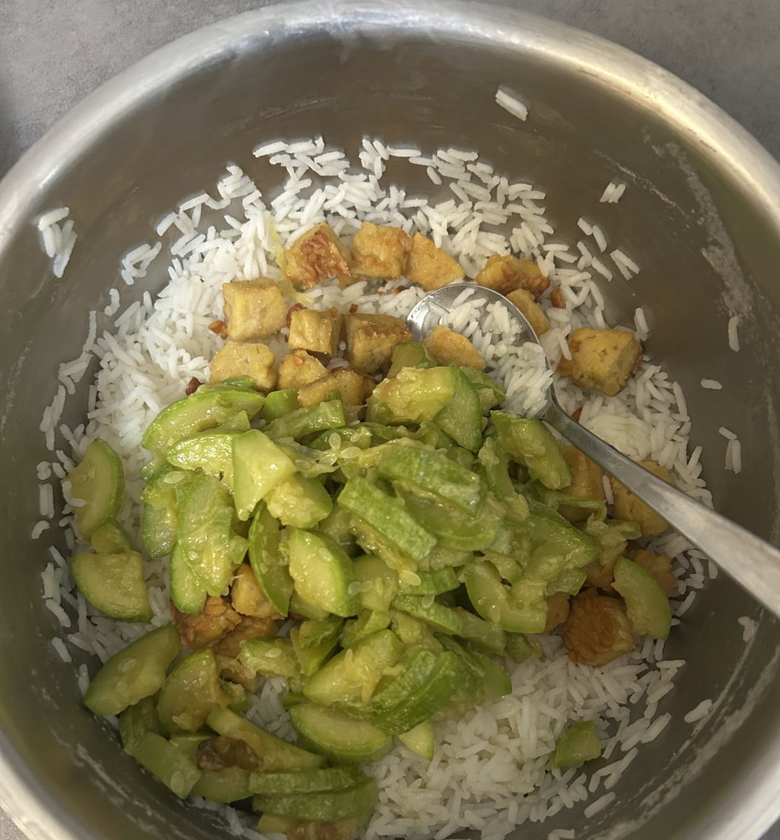 CieloNoree's tweet image. Riso basmati, tempeh, zucchine

Buona cena a chi non ammazza animali