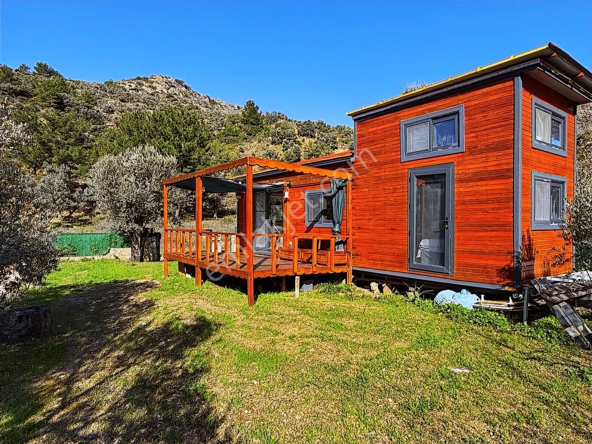 Tarlaya ev yapma şartları zorlaştı!

📌 Minimum 5.000 m² arsa şart
📌 Yola cephe zorunlu
📌 Yapı alanı: max %5 ve 250 m² sınırı
📌 En fazla 2 kat / 6.5 m yükseklik
📌 Parsel sınırına 5 m, yola 10 m mesafe
📌 Ruhsat + zemin etüdü zorunlu

Prefabrik dahil “her yapı” bu kurallara