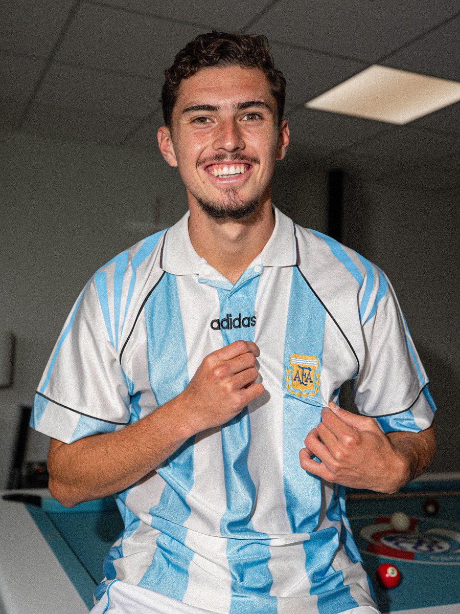 TendenciaDepor's tweet photo. "Joaquín Panichelli" 

Por el mensaje que escribió tras confirmarse que sufrió una rotura de ligamentos cruzados y que se perderá el Mundial. Me destruye completamente.

"A veces no entiendo bien cómo funciona esto de la meritocracia o las injusticias, se suele correr la línea bastante seguido según la conveniencia de la situación.

Pero estoy seguro que si hablamos de merecimientos, esto no se lo merece nadie.

Hoy me toca vivir uno de los momentos más duros de mi vida, con muchos objetivos a la vuelta de la esquina. Dicho esto, siempre fui duro de roer y la compasión no se la deseo a nadie.

Por suerte jamás me regalaron nada. Conozco en carne propia la satisfacción de dejar todo en algo, y obtener el premio al final. La vida me debe sueños por cumplir. Y no me los va a regalar, me los voy a trabajar. Como siempre hice.

A vivir que son 2 días.

Gracias por todas las muestras de cariño ❤️"