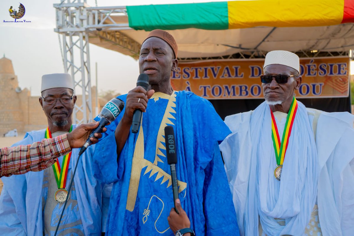 Lecture_Vivante's tweet photo. Lancement de 7ème édition du Festival de Poésie à Tombouctou. 
Organisé devant l’université de Sankoré, cette initiative a prouvé son utilité auprès des jeunes auteurs avec la production de deux œuvres et la création du Prix Sankoré pour la Poésie. https://t.co/ahXjdOGXJv