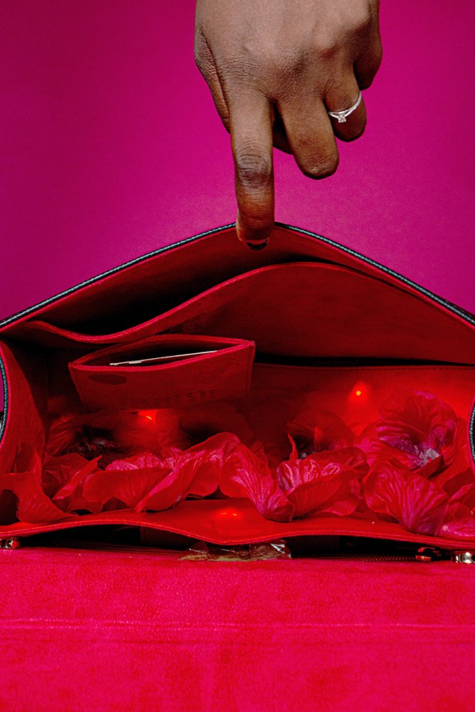 Dos años antes que Fendi, ya diseñé un bolso donde la belleza estaba dentro.
Lo hicimos para una marca de lujo en África.
La idea era simple: que el lujo no se mostrara hacia fuera, sino hacia dentro.
PensamientoDiferencial.com