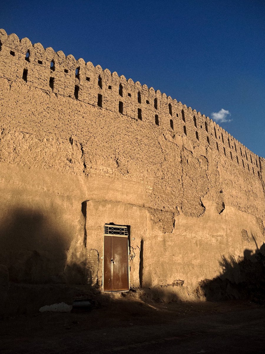 _sinshin_'s tweet photo. This is the thousand-year-old Grand Mosque and the city wall of #Yazd, #Iran.
Just a few miles away, you arrive at the Granite City of Yazd*; The place that has become a thorn in the eye of the white #colonizer and the #Zionist

*one of the many Iranian underground missile cities https://t.co/y6YWWnpyZE