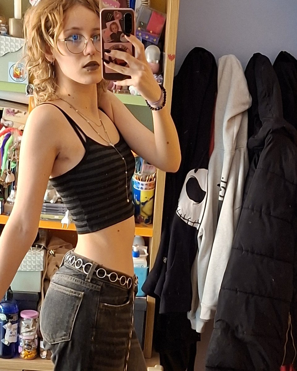 sweet_ambergodd's tweet photo. ya te gustaría poder tocar una cintura como la mia 👅 que pena que lo único interesante de ti es tu dinero💸💸 https://t.co/DKDqepPiUd