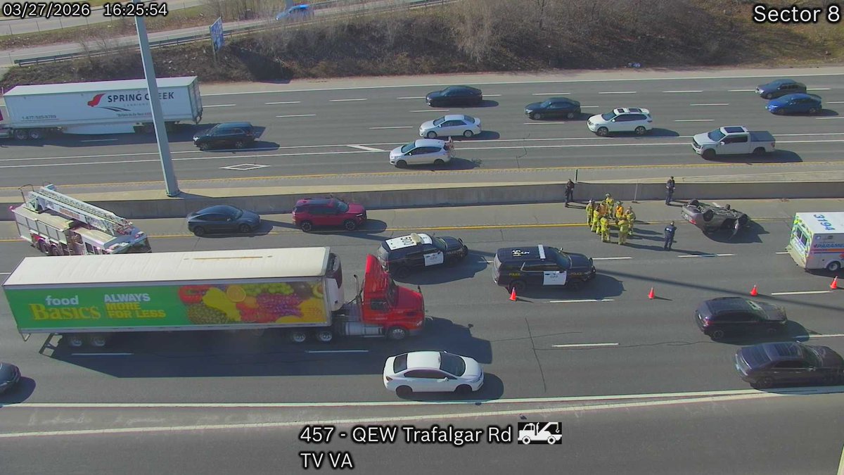 Media371's tweet image. Vehicle rolled over onto its roof on the QEW eastbound at Trafalgar Road in #Oakville. Minor injuries. Left lanes blocked.