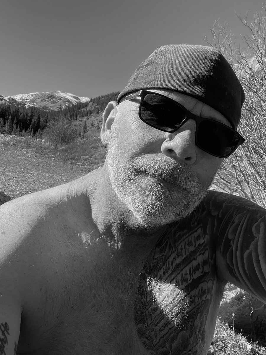 coloradohusky's tweet photo. Friday vibe ✨🐺
Positive vibes only ✨🐺
#almost60 #fafo 
#dadbod #grandpabod 
#tattooeddad #tattooedgrandpa 
#fitover55 
😎 🧢 🥃 https://t.co/sF5mM0f81J