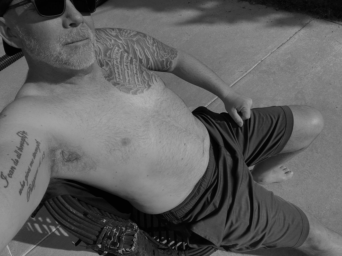 coloradohusky's tweet photo. Friday vibe ✨🐺
Positive vibes only ✨🐺
#almost60 #fafo 
#dadbod #grandpabod 
#tattooeddad #tattooedgrandpa 
#fitover55 
😎 🧢 🥃 https://t.co/sF5mM0f81J