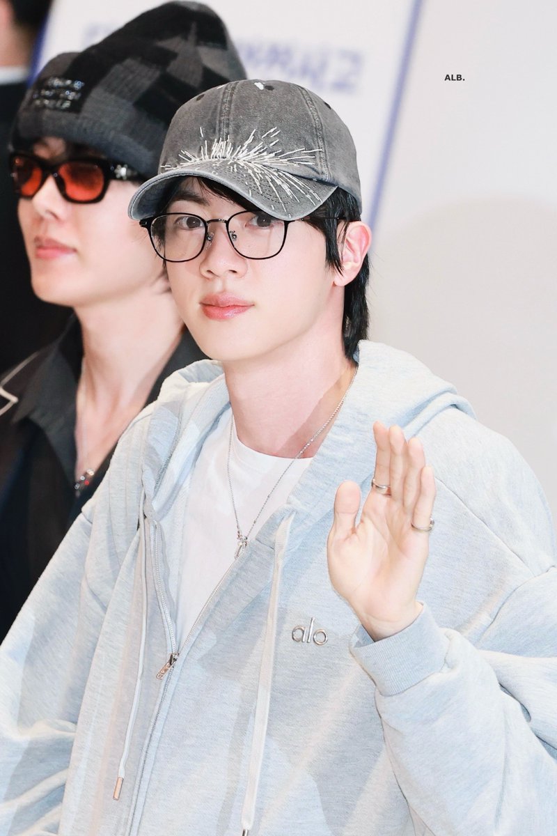 A LITTLE BRAVER 🐬 tweet media