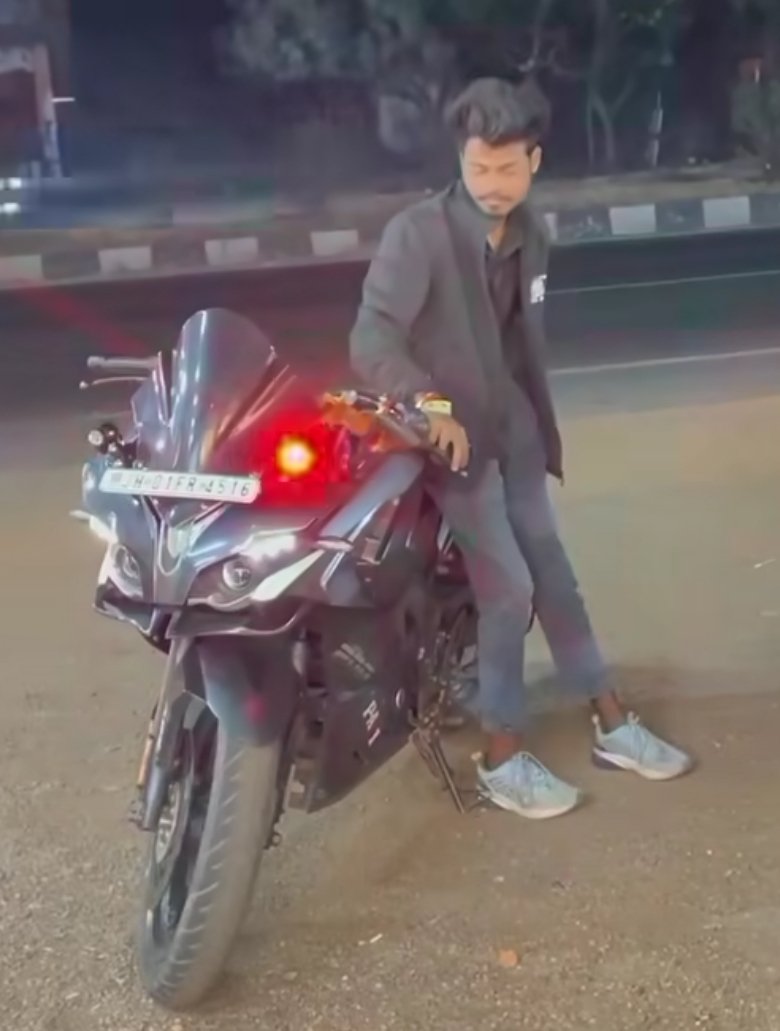 zoo_bear's tweet photo. @KarishmaAziz_ @Uppolice He's from Jharkhand. https://t.co/ZavfQ141Xu