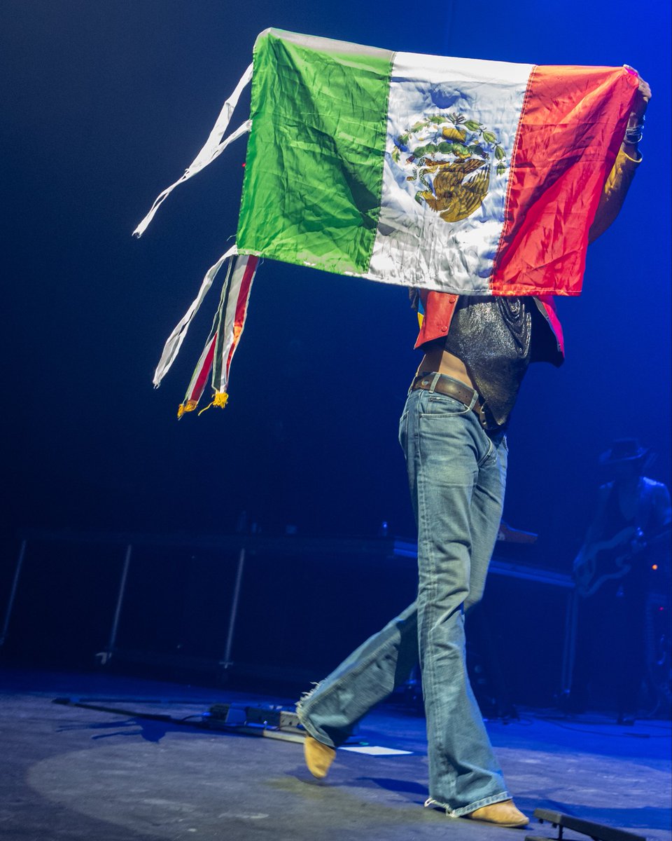 LennyKravitz's tweet photo. Last shots from Mexico. 
EU/UK dates begin in June. Get tickets: https://t.co/gu5rqcH7UC

📸 Mia Ross https://t.co/3aH2b07rDk