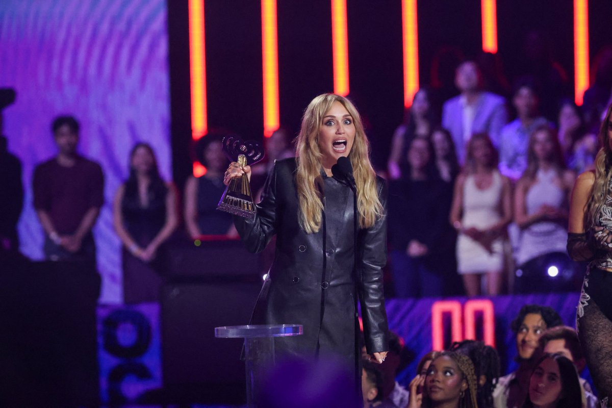 HOLATV's tweet photo. Hoy en #LaHoraHOLA @MileyCyrus  recibe el Premio a la Innovadora en los @iHeartRadio Music Awards.
En su discurso hizo una referencia a #HannahMontana exclamando: «¡Esta es realmente la vida!», en alusión a su canción «This Is the Life».
#IHeartRadioMusicAwards #IHeartRadio https://t.co/eFycjQdQ0n