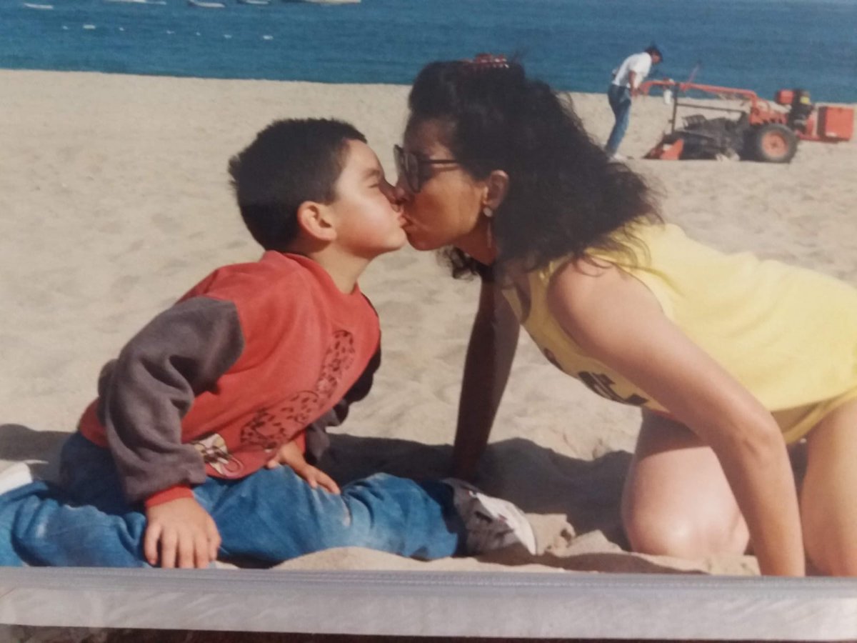 Sebastt2025's tweet photo. Cuando era pequeño en la playa con mi mama ☺️💖💖 https://t.co/sVxiqyCXdl