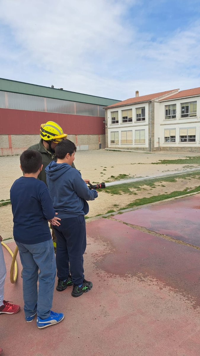 naturalezacyl's tweet photo. Estuvimos en el Colegio del CEO Mirador de la Sierra de Villacastín #Segovia con el proyecto #DependeDeTodos del #CDF Gracias chicos por vuestro interés en conocer al operativo #INFOCAL y cómo trabajamos. https://t.co/KZGHflNUHd