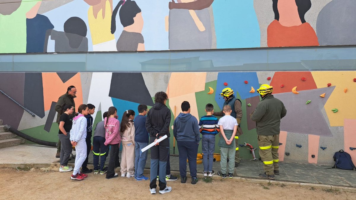 naturalezacyl's tweet photo. Estuvimos en el Colegio del CEO Mirador de la Sierra de Villacastín #Segovia con el proyecto #DependeDeTodos del #CDF Gracias chicos por vuestro interés en conocer al operativo #INFOCAL y cómo trabajamos. https://t.co/KZGHflNUHd