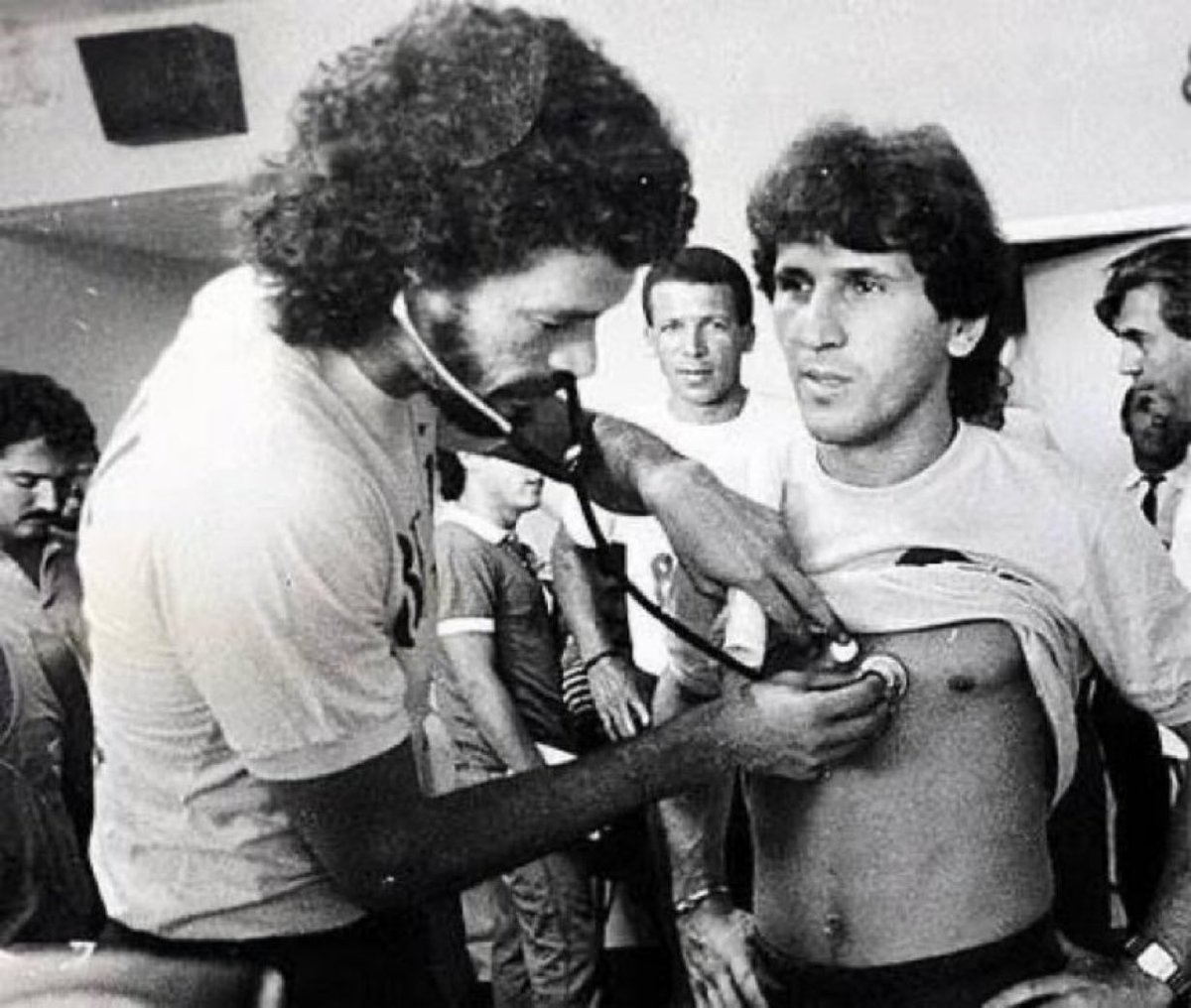 Doutor Sócrates examinando Zico na Seleção Brasileira.

BAITA FOTO! 🤩