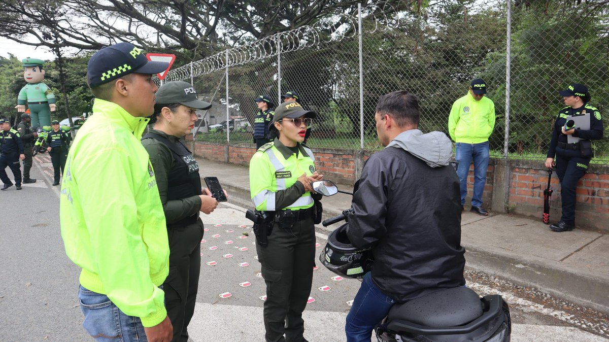 Caracol_Cali's tweet photo. #SemanaSanta | Con un dispositivo de 670 Policías, se adelanta los planes de seguridad cubriendo #Iglesias, parques, cerros tutelares, zonas gourmet, #Cementerios, #TerminaldeTransporte, galerías y sitios turísticos de #Cali, así como además de una vigilancia #Aérea. https://t.co/8d2axq1OHV