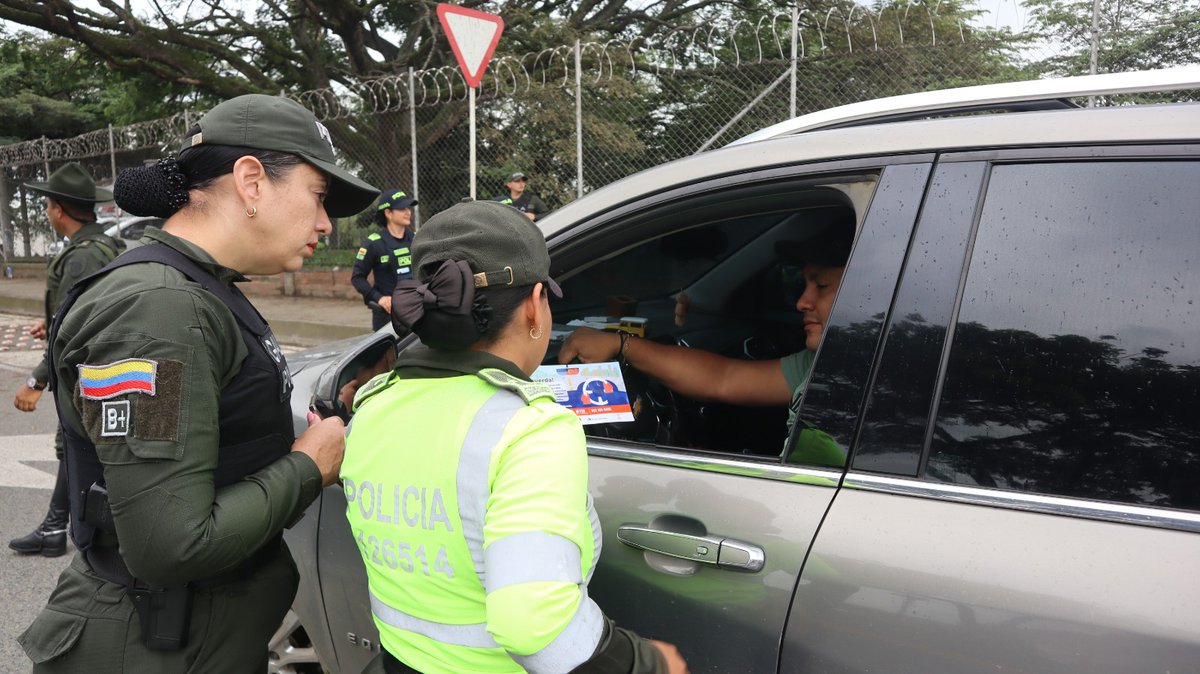 Caracol_Cali's tweet photo. #SemanaSanta | Con un dispositivo de 670 Policías, se adelanta los planes de seguridad cubriendo #Iglesias, parques, cerros tutelares, zonas gourmet, #Cementerios, #TerminaldeTransporte, galerías y sitios turísticos de #Cali, así como además de una vigilancia #Aérea. https://t.co/8d2axq1OHV