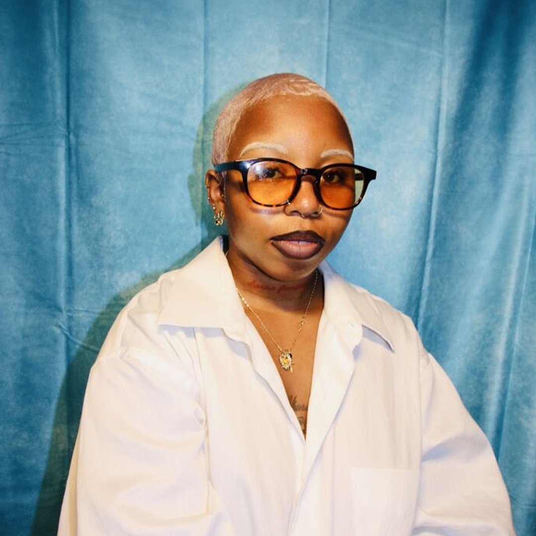 Hieronyvision's tweet photo. Miriam Uhura paints vibrant, large‑scale works that dig into family, identity, and everyday textures. Her canvases layer bold color and intimate storytelling, pulling from personal archives and memory to build portraits that feel both lived‑in and mythic. #MiriamUhura #HVArtsHub https://t.co/mraG5eE65x