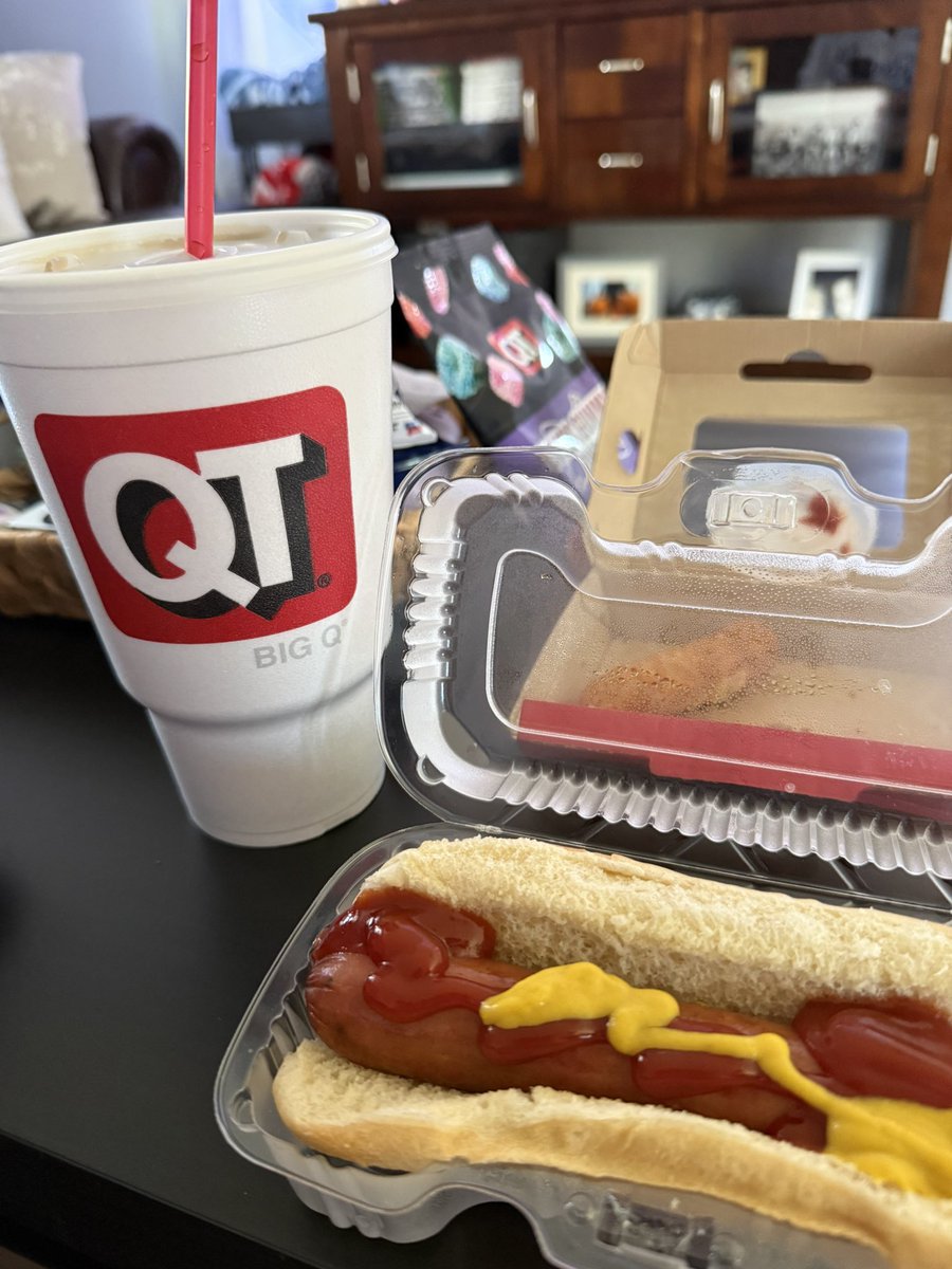 royalscenter's tweet photo. Only one possibility for a game day meal.
@QuikTrip
#Royals #openingday #baseball #Kansascity #quicktrip https://t.co/AGdmZIPxTk