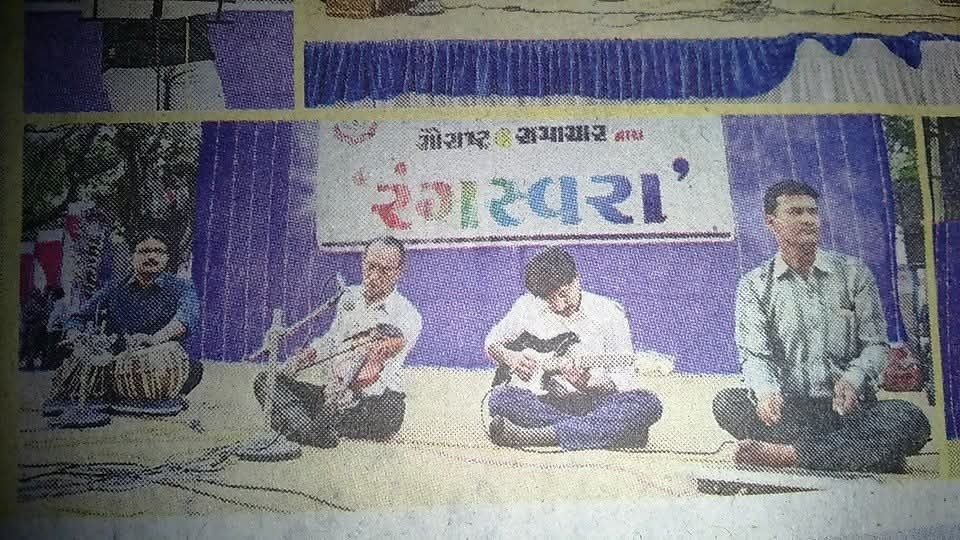 My father Shri Hariharbhai Mohanlal Kapdi is accompanied on a Violin.. In the musical evening organized by "Saurashtra Samachar" of "Divya - Bhaskar" &amp; "Bhavnagar Doctor Association" Dt.28/02/2016 Sunday, near Doctor Hall, Mahila College, BhavnagarCity-364001,Gujarat State, India