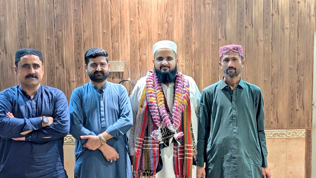 AnwarBulediPPP's tweet photo. عمرہ مبارک 🌹 میرے بھائی فیروز خان محسود پیپلزپارٹی ضلع حیدرآباد کے سینئر رہنما حاجی نصر اللہ خان کے فرزند کو عمرہ کی سعادت حاصل کرنے پر سپاف حیدرآباد ڈویژن کے انفارمیشن سیکرٹری نظر محمد ڈومکی اور سپاف حیدرآباد کے نائب صدر لالہ نجیب موسیٰ خیل کے ہمراہ مبارکباد دی. https://t.co/KDvl5aPZeb