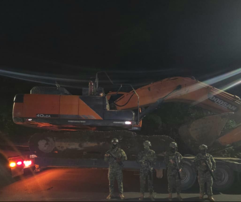 #Pastaza | En vía a Palora, las Fuerzas Armadas del Ecuador retuvieron una excavadora durante operaciones contra actividades ilícitas. Se siguieron los protocolos de ley correspondientes.

#EcuadorUnaSolaFuerza #FFAAContigo
