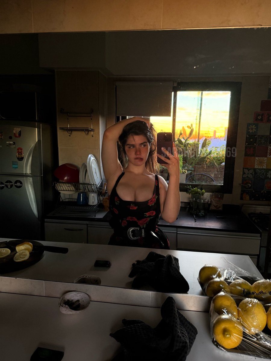 sara connelly 🍓 tweet media